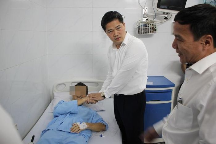 Thứ trưởng Vũ Mạnh Hà nghe lãnh đạo Bệnh viện Thống Nhất báo cáo kết quả điều trị cán bộ Trung ương.