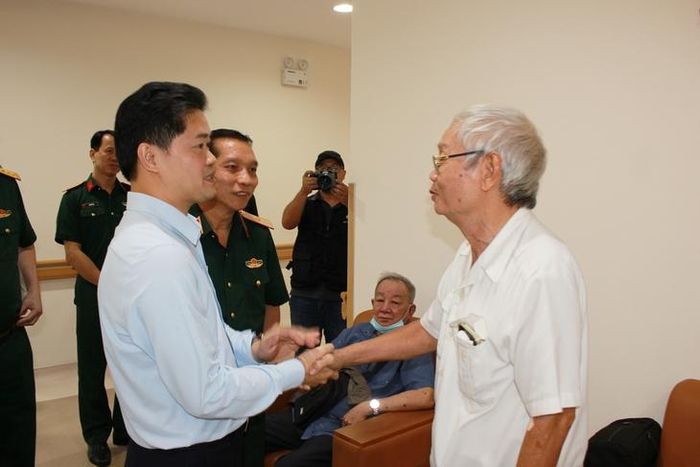 Thứ trưởng Vũ Mạnh Hà cùng lãnh đạo Bệnh viện Quân y 175 thăm hỏi cán bộ lão thành tới khám sức khỏe.