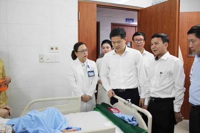 Thứ trưởng Vũ Mạnh Hà cùng lãnh đạo Bệnh viện Thống Nhất và các thành viên đoàn công tác thăm khu vực điều trị cán bộ miền Nam.