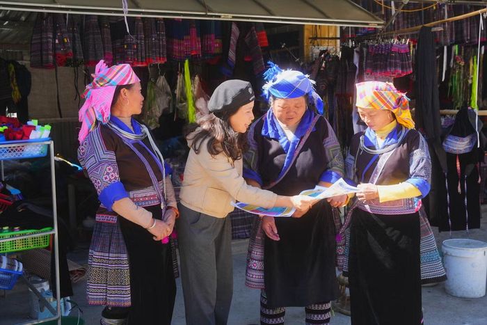Các tình nguyện viên hỗ trợ phát tờ rơi, giới thiệu dự án với đồng bào dân tộc thiểu số.