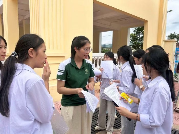 Giáo viên có mặt tại điểm thi Trường THPT Ba Chẽ đón học sinh và động viên các bạn sau giờ thi. (Ảnh: Lưu Linh/ Báo Quảng Ninh)