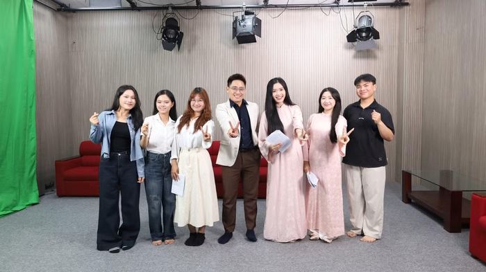  Sinh viên học môn "Kỹ năng dẫn chương trình truyền hình" trong studio của khoa Báo chí và Truyền thông. 