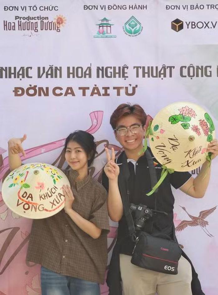  Bạn Cao Đức Trung (bên phải) - Sinh viên năm 2 ngành Báo chí. 