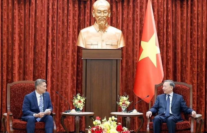 Tổng Bí thư, Chủ tịch nước đề nghị hai bên tiếp tục triển khai hiệu quả các cơ chế, chương trình và nguyên tắc hợp tác đã thống nhất trong lĩnh vực quốc phòng, đồng thời cụ thể hóa hợp tác ở những lĩnh vực phù hợp với nhu cầu và lợi ích của mỗi bên.