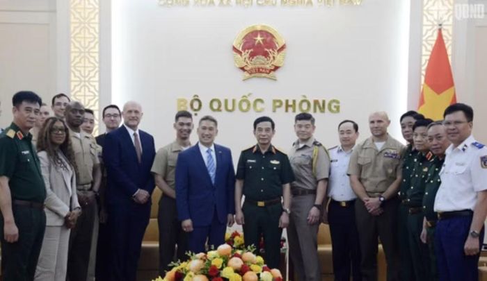 Tại cuộc gặp với Đại tướng Phan Văn Giang, Ủy viên Bộ Chính trị, Phó Thủ tướng Chính phủ, Bộ trưởng Bộ Quốc phòng, ông Hùng Cao khẳng định, Mỹ coi trọng quan hệ với Việt Nam, ủng hộ một nước Việt Nam mạnh, độc lập, tự cường và thịnh vượng, đồng thời mong muốn tiếp tục thúc đẩy hợp tác song phương trên các bình diện khu vực và toàn cầu.