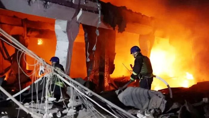 Ông Zelensky cho biết đã gửi lời mời gặp Tổng thống Vladimir Putin tại hội nghị thượng đỉnh G7 ở Pháp. Tuy nhiên, các quan chức cấp cao Nga khẳng định Moscow không nhận được lời đề nghị nào từ phía Ukraine.