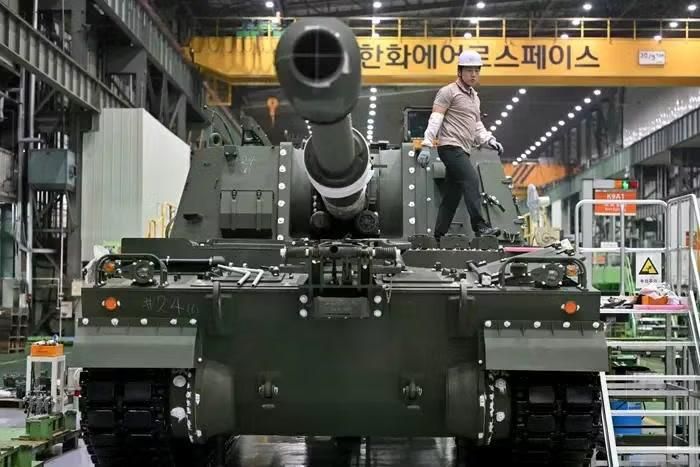 Seoul đồng thời xếp thứ 16 trong danh sách quốc gia nhập khẩu vũ khí lớn nhất, tuy vậy họ đang tích cực tăng cường sản xuất trong nước để đáp ứng nhu cầu từ quân đội, điều này khiến cho khối lượng nhập khẩu giảm 54% so với giai đoạn 2016 - 2020.