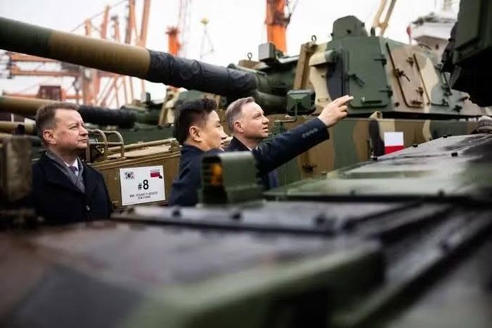 Ấn phẩm Politico giải thích sự tăng trưởng như vậy là do chính sách xúc tiến xuất khẩu và nhu cầu cao đối với trang thiết bị quân sự của Hàn Quốc, đặc biệt là pháo binh, xe bọc thép và hệ thống tên lửa.