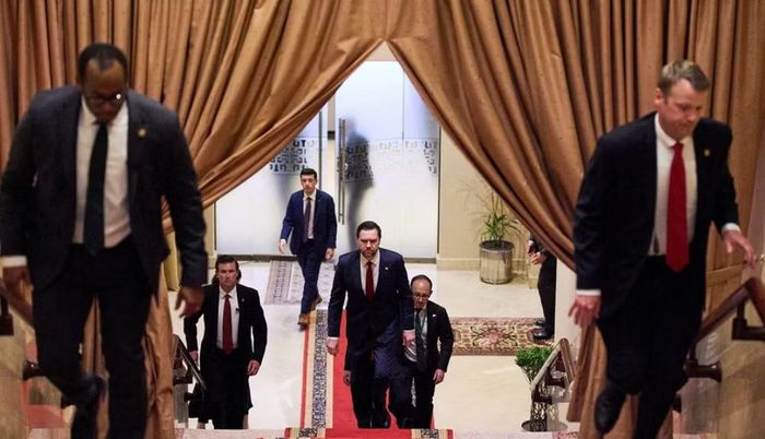Nguồn tin của hãng Tasnim cho biết Tehran khẳng định các cuộc đàm phán về chương trình hạt nhân chỉ có thể bắt đầu khi những nội dung khác trong bản ghi nhớ được thực hiện, bao gồm việc giải phóng tài sản bị đóng băng và các miễn trừ của Mỹ cho phép Iran tiếp tục xuất khẩu dầu mỏ.