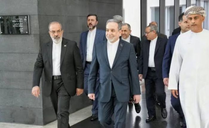 Trước đó, giá dầu thế giới đã tăng mạnh khi Iran siết chặt hoạt động tại eo biển Hormuz, kéo theo việc Mỹ phong tỏa các cảng của Iran.