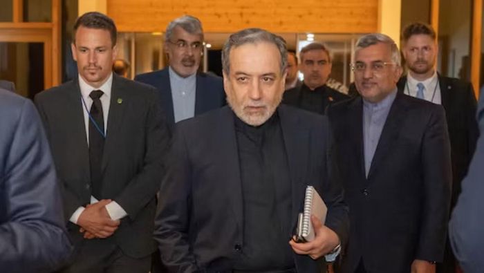 Ông Araghchi cũng cho biết các bên đã nhất trí miễn trừ một số lệnh trừng phạt đối với hoạt động xuất khẩu dầu mỏ và hóa dầu của Iran, dỡ bỏ phong tỏa, giải phóng một phần tài sản bị đóng băng và khởi động chương trình tái thiết, phát triển quy mô lớn dành cho Iran.