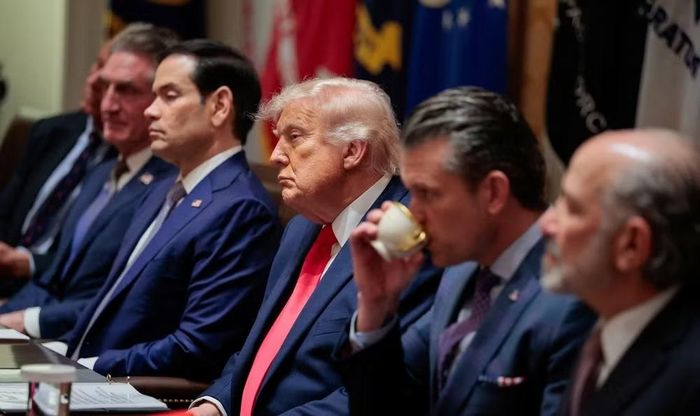 Nhà lãnh đạo Mỹ cũng cảnh báo Washington sẽ nối lại các cuộc ném bom nếu không đạt được thỏa thuận, đồng thời cho biết Mỹ có thể tiếp quản eo biển Hormuz nếu cần thiết. 