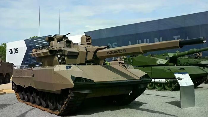 Ngoài ra tại Triển lãm Eurosatory 2026, một xe chiến đấu dựa trên nền tảng xe trinh sát bọc thép EBRC Jaguar đã được trưng bày, trên đó lắp đặt tháp pháo John Cockerill Defense với pháo 105 mm.