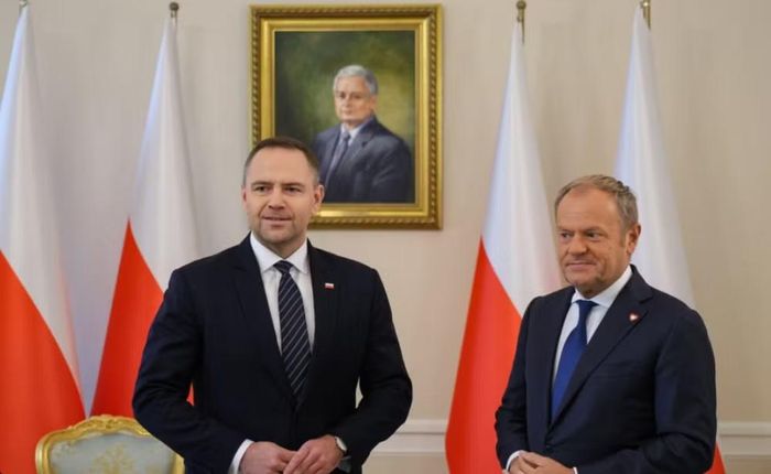 Hai ông Donald Tusk và Karol Nawrocki là những đối thủ chính trị tại Ba Lan. Ông Tusk là lãnh đạo liên minh cầm quyền trung dung và có quan điểm thân Liên minh châu Âu, trong khi ông Nawrocki nhận được sự ủng hộ của đảng đối lập bảo thủ Luật pháp và Công lý trong cuộc bầu cử tổng thống năm 2025. 