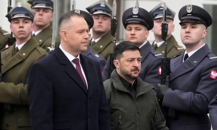Theo ông Zelensky, ngay sau khi Tổng thống Ba Lan Karol Nawrocki tuyên bố ý định tước Huân chương Đại bàng Trắng, nhóm của ông đã lập tức tiến hành các cuộc tiếp xúc nhằm giải thích quan điểm của Ukraine. Tuy nhiên, lập trường của phía Ba Lan không thay đổi.