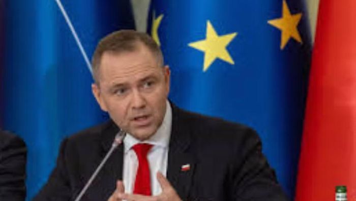 Sau động thái của Warsaw, một số quan chức đương nhiệm và cựu quan chức Ukraine tuyên bố sẽ trả lại các huân chương do Ba Lan trao tặng. Ngày 20/6, ông Zelensky xác nhận đã gửi trả huân chương cho Tổng thống Nawrocki qua đường bưu điện, động thái khiến quan hệ giữa Kiev và đồng minh thân thiết tiếp tục nóng lên. 