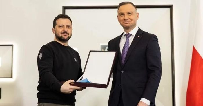 Ông Zelensky cũng nhắc lại rằng quan hệ giữa Ukraine và Ba Lan từng rất tốt đẹp dưới thời cựu Tổng thống Andrzej Duda. Theo ông, hai nhà lãnh đạo khi đó có "mối quan hệ đặc biệt" và Ba Lan đã dành cho Ukraine sự hỗ trợ rất lớn.