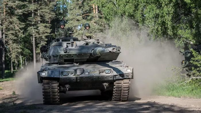 Xe tăng Strv 122 được đưa vào phục vụ trong Lực lượng Vũ trang Thụy Điển từ cuối những năm 1990. Kể từ đó, nó đã trải qua một số cải tiến nhằm đáp ứng các yêu cầu cụ thể của quân đội nước này.