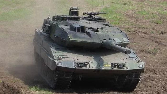 Xe tăng Strv 123A và Strv 123B sẽ được trang bị pháo 120 mm L55A1 mới với khả năng bắn đạn lập trình, hệ thống điện tử hiện đại, kính ngắm ban đêm, camera nhiệt nâng cấp, hệ thống bảo vệ mới, súng máy cải tiến và khung gầm hiện đại hóa để tăng trọng lượng.