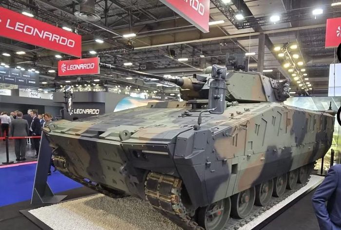Một tính năng khác đang thu hút sự chú ý là khả năng tích hợp UAV cảm tử. Leonardo và Rheinmetall cho biết NMBT được thiết kế để mang theo các loại đạn bay lảng vảng hoặc UAV trinh sát cỡ nhỏ.