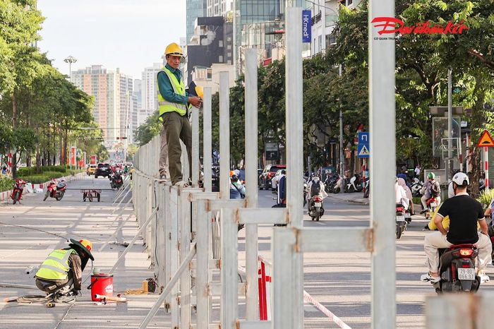 MRB cho biết chủ đầu tư và nhà thầu đã xây dựng phương án bảo đảm an toàn giao thông và an toàn công trường với đầy đủ hệ thống hàng rào tôn, barie, cọc tiêu, đèn cảnh báo và hệ thống chiếu sáng tạm thời tại khu vực thi công.