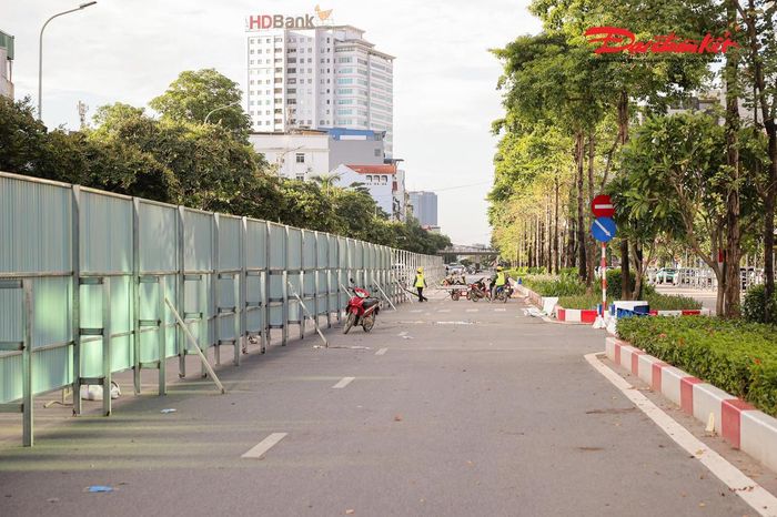 Trong thời gian thi công, giao thông trên đường Văn Cao cơ bản vẫn được duy trì theo hiện trạng. Tuy nhiên, cơ quan chức năng sẽ bổ sung hệ thống biển báo hạn chế tốc độ tối đa 40km/h, đồng thời cấm dừng, cấm đỗ phương tiện trong phạm vi công trường nhằm bảo đảm an toàn cho người tham gia giao thông.