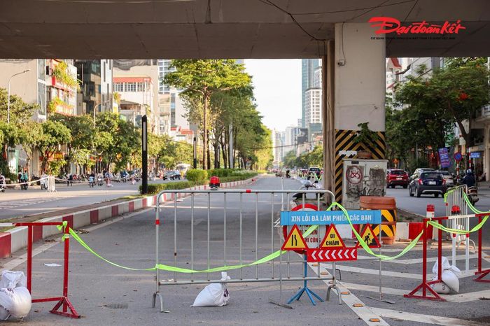Ngoài ra, dải phân cách giữa và một phần lòng đường Văn Cao ở cả hai chiều lưu thông cũng được quây rào để phục vụ thi công nhà ga ngầm.