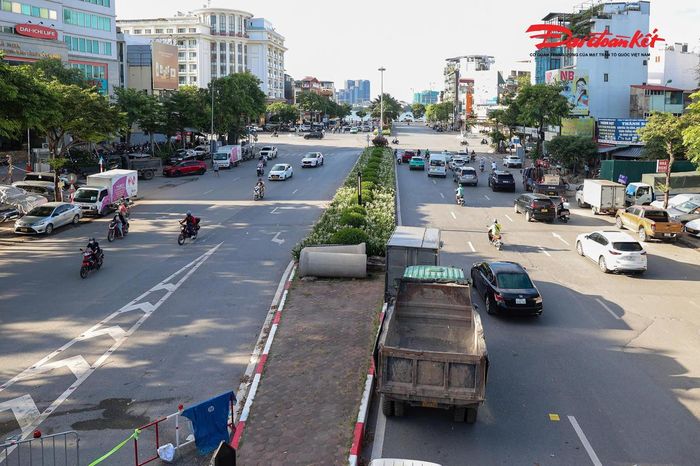Sau khi điều chỉnh mặt bằng giao thông, chiều đường hướng Nguyễn Chí Thanh còn khoảng 10,25m mặt đường, tương ứng 3 làn xe; chiều hướng Hồ Tây còn khoảng 7m mặt đường, tương ứng 2 làn xe.