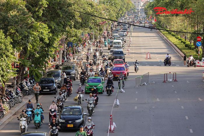 Nhằm phục vụ thi công ga S1 (ga Quần Ngựa) thuộc dự án tuyến đường sắt đô thị số 5 Văn Cao - Ngọc Khánh - Láng - Hòa Lạc, Hà Nội sẽ tổ chức rào chắn một phần đường Văn Cao và điều chỉnh giao thông từ ngày 18/6/2026 đến hết ngày 15/4/2027.