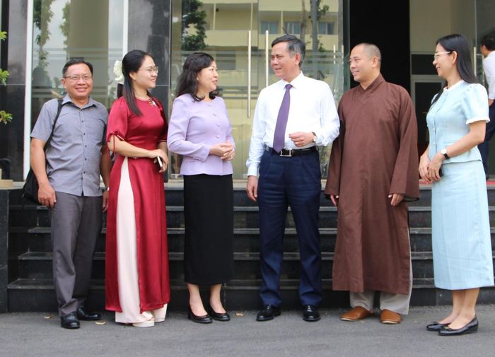 Ông Trần Thắng - Phó Chủ tịch Ủy ban Trung ương MTTQ Việt Nam trao đổi với các đại biểu bên lề Hội nghị. Ảnh: Q.Đ.