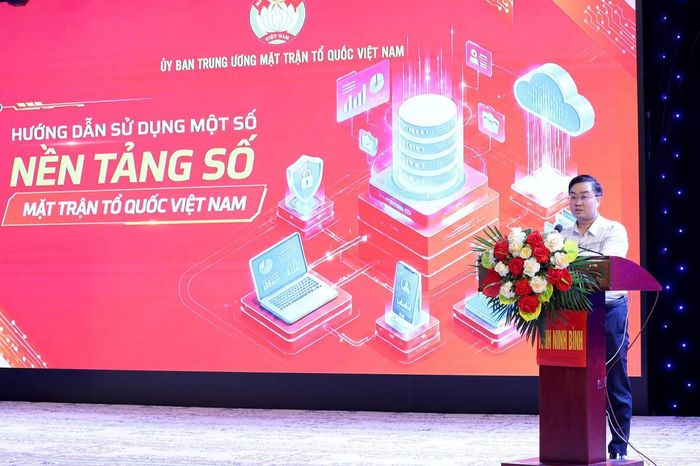 Ông Nguyễn Bá Cát - Phó Chánh Văn phòng kiêm Trưởng phòng chuyển đổi số UBTƯ MTTQ Việt Nam hướng dẫn cán bộ Mặt trận sử dụng một số nền tảng số. Ảnh: Đình Minh