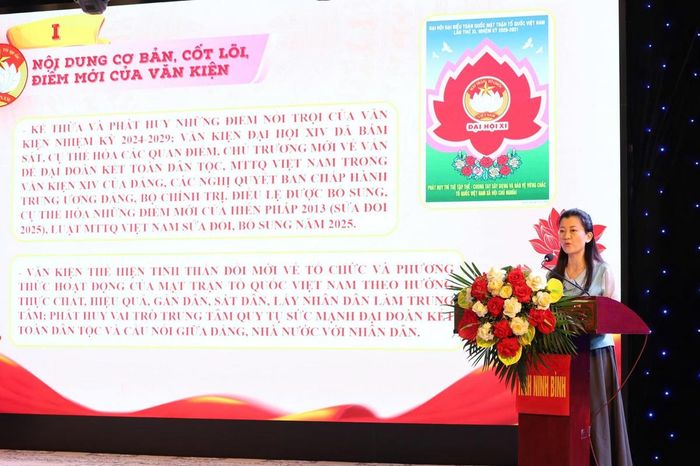 Bà Vũ Ngọc Loan - Phó Trưởng ban Tuyên giáo UBTƯ MTTQ Việt Nam quán triệt các nội dung cơ bản, cốt lõi, điểm mới của văn kiện Đại hội XI MTTQ Việt Nam. Ảnh: Đình Minh