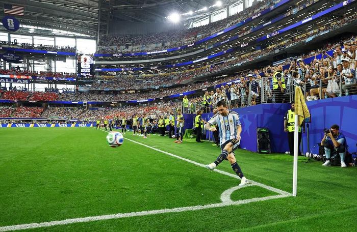 Messi thực hiện một quả phạt góc. Nguồn: Reuters.