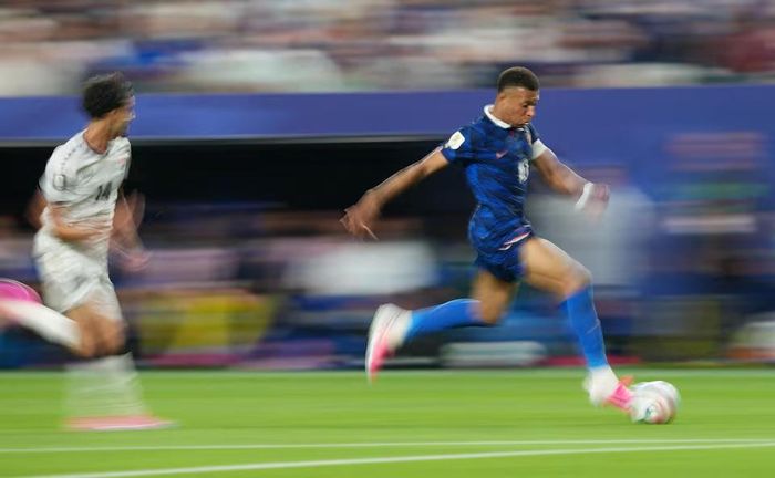 Mbappe dẫn bóng trong trận gặp Iraq. Nguồn: Reuters.