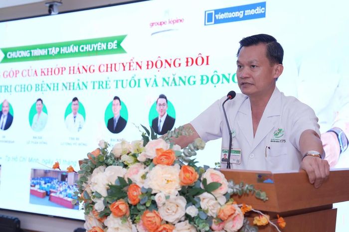 Đại tá, TS.BS Phan Đình Mừng – Phó Giám đốc Bệnh viện Quân y 175, Giám đốc Viện Chấn thương Chỉnh hình phát biểu tại chương trình tập huấn. Ảnh: Q.C