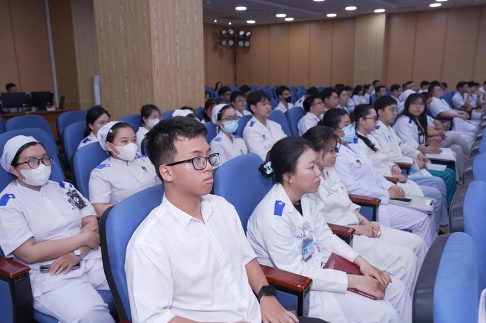 Đông đảo bác sĩ, nhân viên y tế, học viên theo dõi, cập nhật những tiến bộ trong phẫu thuật thay khớp háng. Ảnh: Q.C