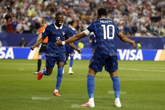 Dembele ghi bàn thứ 3 cho tuyển Pháp. Ảnh: EPA.