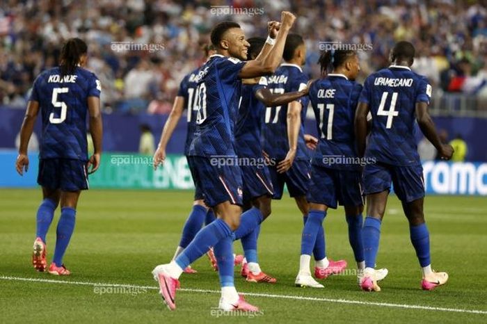 Mbappe giúp tuyển Pháp dẫn trước 1-0 trong hiệp một và trận đấu tạm dừng do ảnh hưởng thời tiết. Ảnh: EPA.
