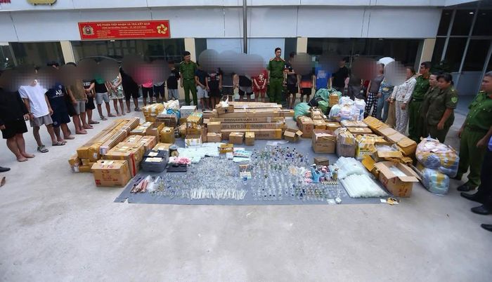 Từ việc phát hiện hai người có dấu hiệu tổ chức sử dụng trái phép chất ma túy tại một khách sạn trên địa bàn, công an đã mở rộng điều tra, bóc gỡ đường dây ma túy quy mô lớn. Ảnh: CA
