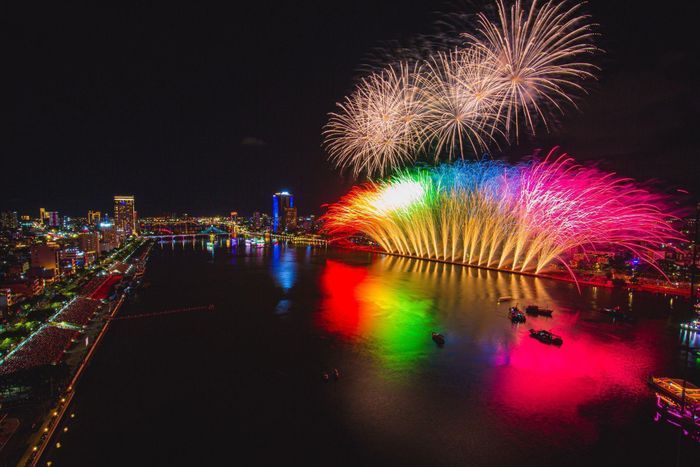 Dòng sông Hàn rực sáng lung linh bởi những sắc màu pháo hoa. 