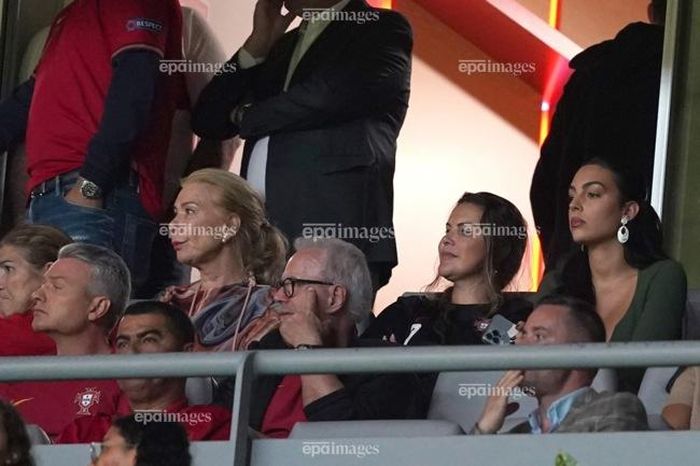 Chị gái CR7 (thứ 2 từ phải sang) bị xem là "ngòi nổ" cho những ý kiến trái chiều về tuyển Bồ Đào Nha. Ảnh: EPA.