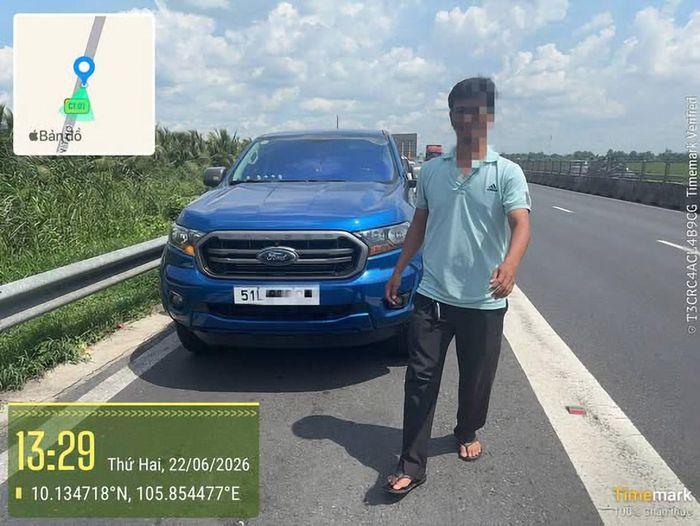 Tài xế xe bán tải vi phạm khi dừng, đỗ xe trên cao tốc. Ảnh: CSGT7