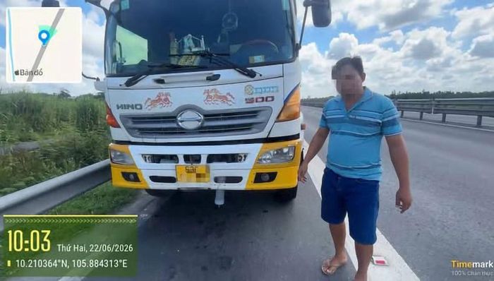 Tài xế xe vi phạm khi dừng, đỗ trên cao tốc Trung Lương - Mỹ Thuận. Ảnh: CSGT7