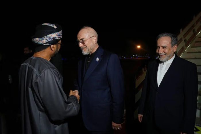 Chủ tịch Quốc hội Iran Mohammad Bagher Ghalibaf (giữa) và Ngoại trưởng Iran Abbas Araghchi đến Oman ngày 22-6. Ảnh: IRAN INTERNATIONAL