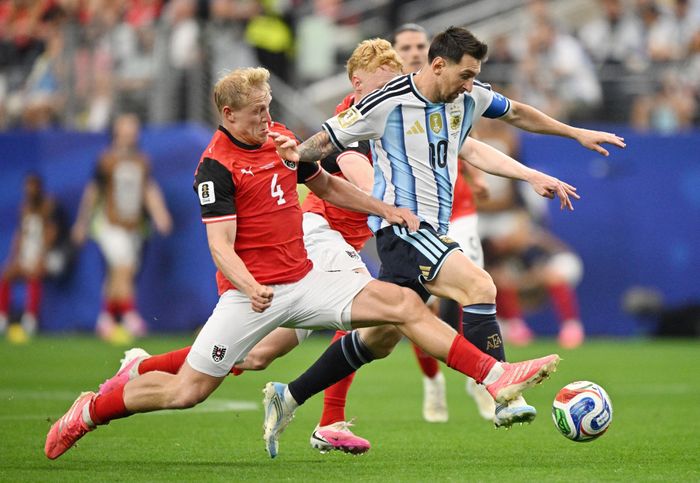  Ở độ tuổi 38, Messi vẫn biết cách làm khổ hàng thủ đối phương. Ảnh: Reuters. 