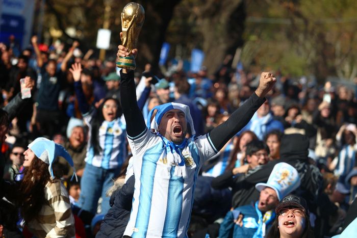  Người hâm mộ vỡ òa trong khoảnh khắc lịch sử của Messi. Ảnh: Reuters. 