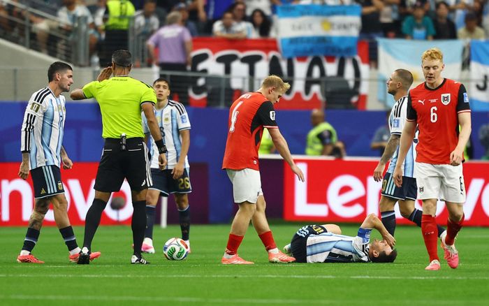  Như thường lệ, Messi vẫn là cái tên nhận được ''sự chăm sóc'' đặc biệt từ đối phương. Ảnh: Reuters. 