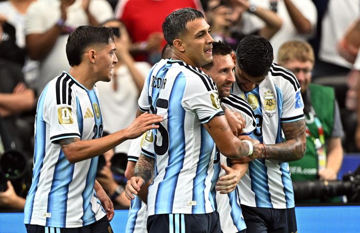  Argentina thời điểm này như một đại gia đình và Messi là người anh cả trong ngôi nhà ấy. Ảnh: Reuters. 