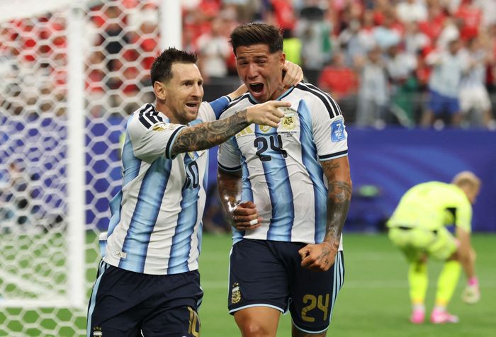  Messi cùng Enzo Fernandez ăn mừng sau khi thiết lập kỷ lục ghi nhiều bàn thắng nhất lịch sử World Cup (18 pha lập công), trước đó kỷ lục này được cựu sao Barcelona chia sẻ cùng cựu danh thủ tuyển Đức Miroslav Klose (16 bàn). Ảnh: Reuters. 