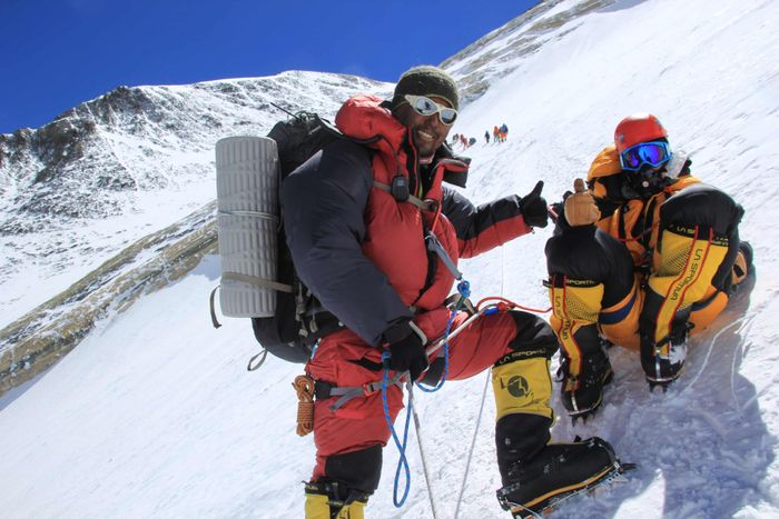 Tshiring Jangbu Sherpa (bên trái), hướng dẫn viên leo núi, từng thực hiện các chiến dịch đưa các thi thể khỏi các ngọn núi cao. Ảnh: Rajan Shrestha.
